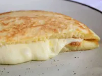 Café da manhã: aprenda a fazer pão de queijo de frigideira em 10 minutos