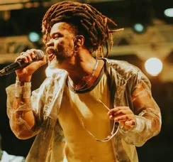 Carreira de milhões! Relembre pérolas e grandes hits na discografia de Carlinhos Brown