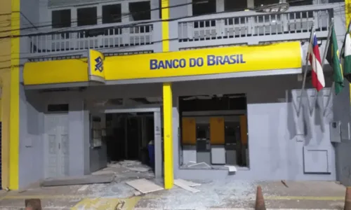 
				
					Três agências bancárias são explodidas por grupo criminoso na cidade de Muritiba, interior da Bahia
				
				