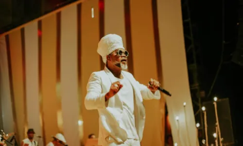 
				
					Carlinhos Brown completa 60 anos com legado artístico único e multifacetado
				
				