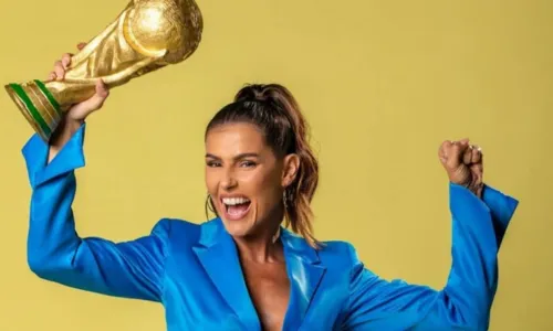 
				
					Deborah Secco deixa calcinha à mostra em look para comentar Copa do Mundo: 'Gostosona'
				
				