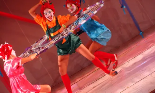
				
					Espetáculo 'Triscou, Pegou' faz um passeio por brincadeiras tradicionais da infância
				
				