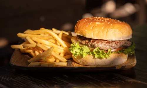 
				
					Black Friday: rede de fast-food tem hambúrguer e batata frita por 1 centavo
				
				