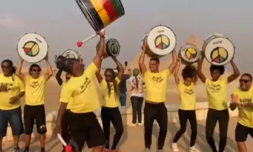 
				
					Olodum canta hit em frente a pirâmide do Egito: 'Eu falei faraó'
				
				
