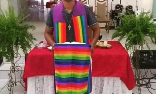 
				
					'Ninguém deve dar palpite sobre a espiritualidade do outro', diz pastor de igreja que acolhe LGBTQIAPN+ 
				
				