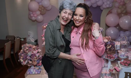 
				
					Grávida, Renata Dominguez reencontra 'Dona Vilma' em chá de bebê
				
				