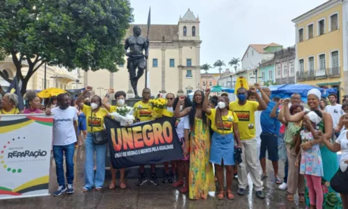 
				
					Movimento negro presta homenagens com flores na estátua de Zumbi dos Palmares em Salvador: 'Afirmação da memória da resistência negra no Brasil'
				
				