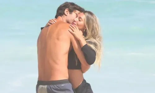 
				
					Ex-marido de Isis Valverde troca beijos com loira em praia do Rio de Janeiro
				
				