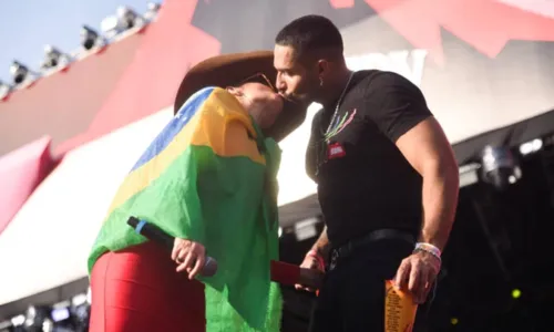 
				
					Tá rolando? Maraisa ganha beijo de Bil Araújo durante show em Goiás
				
				