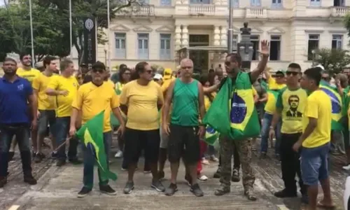 
				
					Grupo de bolsonaristas faz protesto contra resultado das eleições na Mouraria, em Salvador
				
				