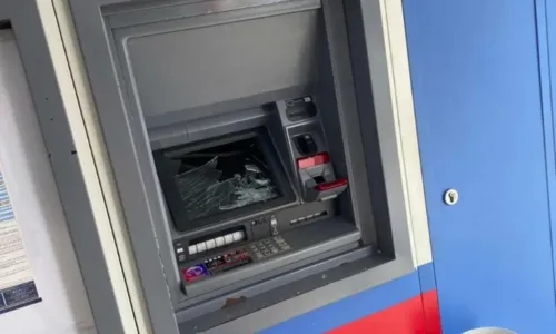 
				
					Mulher destrói caixas eletrônicos de agência bancária a pedradas na Bahia; veja vídeo
				
				