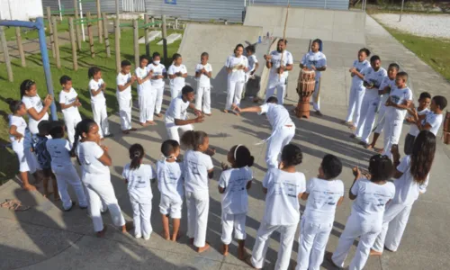 
				
					Em celebração à consciência negra, projeto que ensina capoeira de graça gradua e batiza alunos em Camaçari
				
				