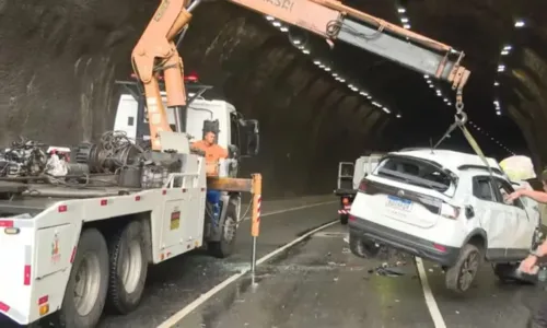 
				
					Carro fica completamente destruído após grave acidente no túnel da Av. Luís Eduardo Magalhães, em Salvador
				
				
