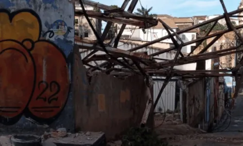 
				
					Estrutura de casarão desaba e rua é interditada no Centro Histórico de Salvador
				
				