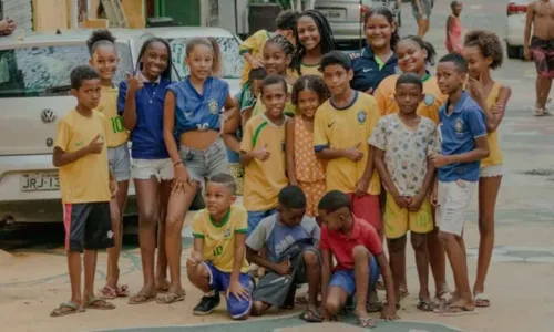 
				
					Moradores da Rua 13 voltam a enfeitar a rua em homenagem a Copa do Mundo 2022
				
				