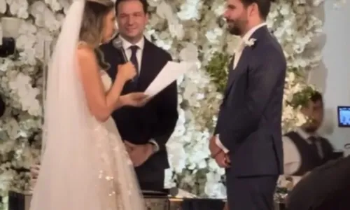 
				
					Dani Calabresa se casa com vestido de noiva inspirado na Disney; veja fotos
				
				