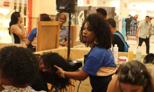 
				
					Baiana realiza sonho e fortalece autoestima de outras mulheres negras com salão para cabelos crespos e cacheados nos Estados Unidos: 'Acolhimento'
				
				