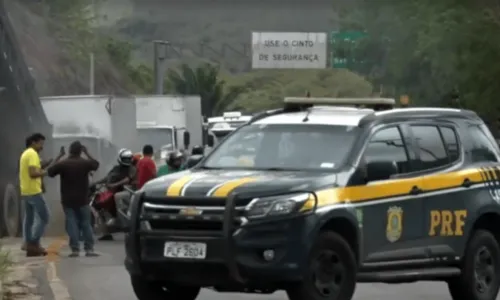 
				
					Caminhoneiros bolsonaristas mantêm interdições em trechos de rodovias baianas
				
				