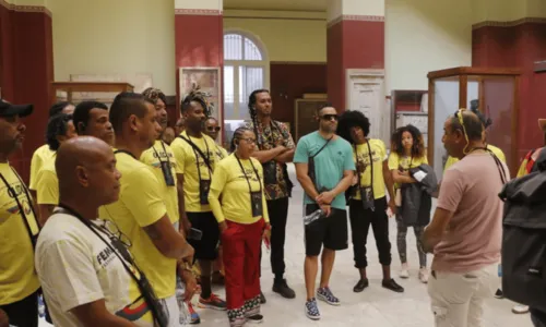 
				
					'Cabeças se enchem de liberdade': Músicos e estudantes da escola Olodum visitam o Egito
				
				