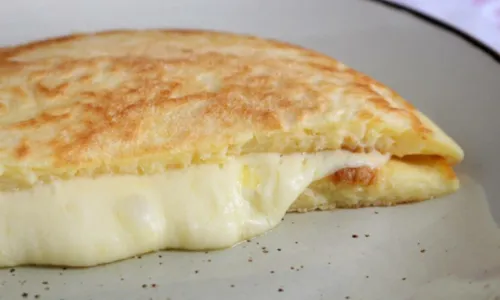 
				
					Café da manhã: aprenda a fazer pão de queijo de frigideira em 10 minutos
				
				