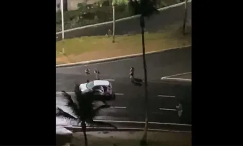
				
					Perseguição policial na Avenida Garibaldi deixa três mortos
				
				