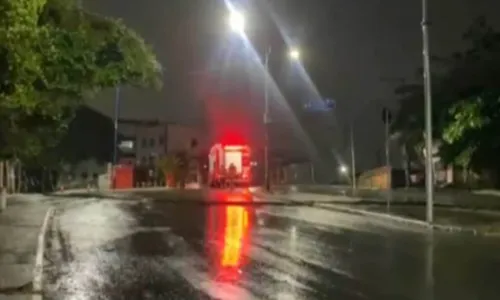 
				
					Poste pega fogo e moradores ficam sem energia elétrica e internet no bairro do Stiep, em Salvador
				
				