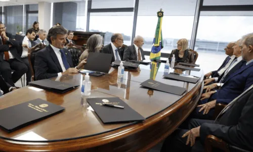 
				
					Lula se reúne pela primeira vez com ministros do STF após eleição
				
				