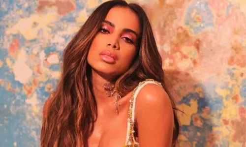 
				
					De surpresa! Anitta lança três músicas de novo EP com participações de Wesley Safadão e Pocah
				
				