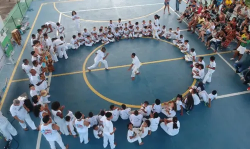 
				
					Projeto que ensina capoeira de graça faz evento de batizado e troca de graduações em Camaçari
				
				