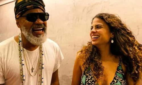 
				
					No dia em completa 60 anos, Carlinhos Brown comemora aniversário da filha, Clara Buarque: 'Nasceu me presenteando'
				
				