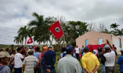 
				
					Integrantes do MST ocupam duas fazendas na região da Chapada Diamantina
				
				