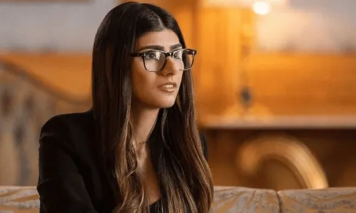 
				
					Ex-atriz pornô, Mia Khalifa se pronuncia após aparecer em fake news sobre eleições: 'Atrasada para o trabalho?'
				
				