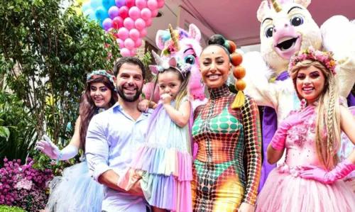 
				
					Amigos e familiares de Sabrina Sato se reúnem em festão de aniversário para a filha, Zoe; veja fotos
				
				