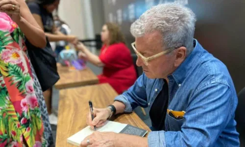 
				
					Bienal: Edney Silvestre fala sobre se inspirar na realidade para criar ficção
				
				