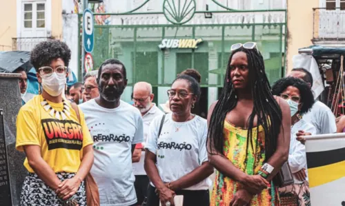 
				
					Movimento negro presta homenagens com flores na estátua de Zumbi dos Palmares em Salvador: 'Afirmação da memória da resistência negra no Brasil'
				
				