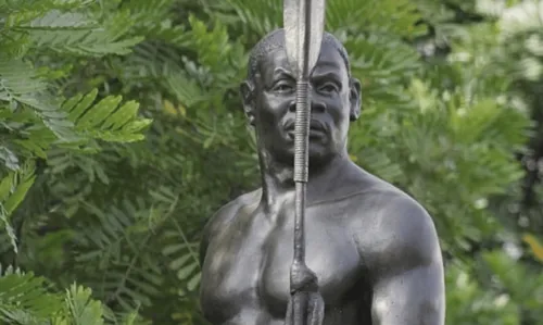 
				
					Movimento negro presta homenagens com flores na estátua de Zumbi dos Palmares em Salvador: 'Afirmação da memória da resistência negra no Brasil'
				
				