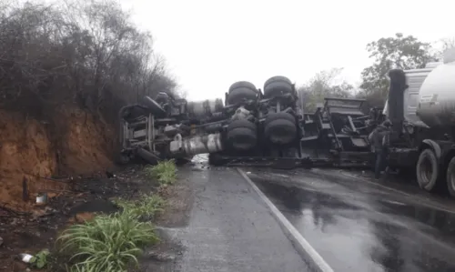 
				
					Acidente entre três carretas e ônibus deixa 10 feridos na Chapada Diamantina
				
				