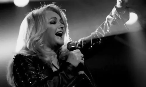 
				
					'Pensei que ninguém tocaria essa música', afirma Bonnie Tyler sobre maior hit da carreira
				
				