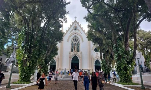 
				
					Dia dos Finados tem movimentação moderada em cemitérios e igrejas
				
				