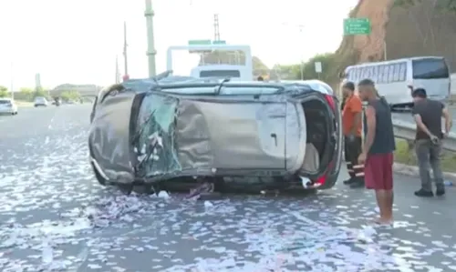 
				
					Carro com material de campanha eleitoral capota na Paralela, em Salvador
				
				