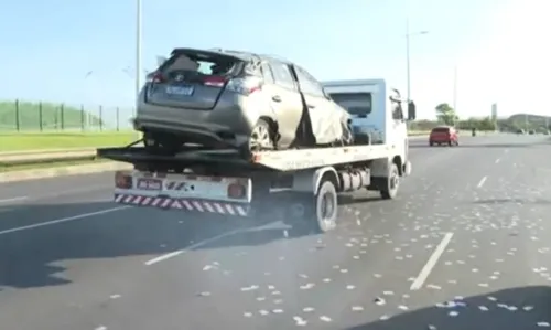 
				
					Carro com material de campanha eleitoral capota na Paralela, em Salvador
				
				