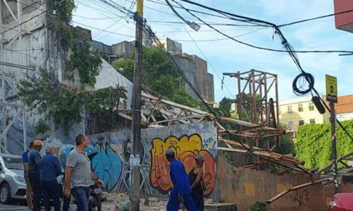 
				
					Estrutura de casarão desaba e rua é interditada no Centro Histórico de Salvador
				
				