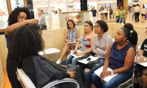 
				
					Baiana realiza sonho e fortalece autoestima de outras mulheres negras com salão para cabelos crespos e cacheados nos Estados Unidos: 'Acolhimento'
				
				