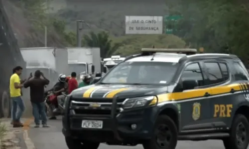 
				
					Caminhoneiros bolsonaristas mantêm interdições em trechos de rodovias baianas
				
				