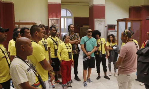 
				
					'Cabeças se enchem de liberdade': Músicos e estudantes da escola Olodum visitam o Egito
				
				