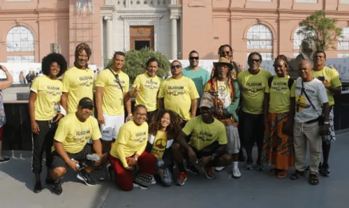 
				
					'Cabeças se enchem de liberdade': Músicos e estudantes da escola Olodum visitam o Egito
				
				