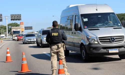 
				
					PRF ampliará fiscalização nas estradas no feriado prolongado do dia 15
				
				