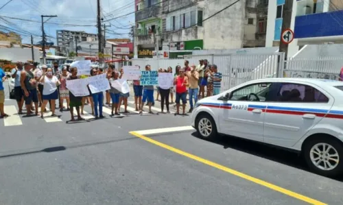 
				
					Moradores fazem protesto na frente de hospital alvo de vândalos em Salvador
				
				