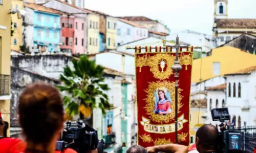 
				
					Devotos homenageiam Santa Bárbara no Centro Histórico de Salvador
				
				