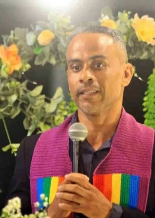 
				
					'Ninguém deve dar palpite sobre a espiritualidade do outro', diz pastor de igreja que acolhe LGBTQIAPN+ 
				
				